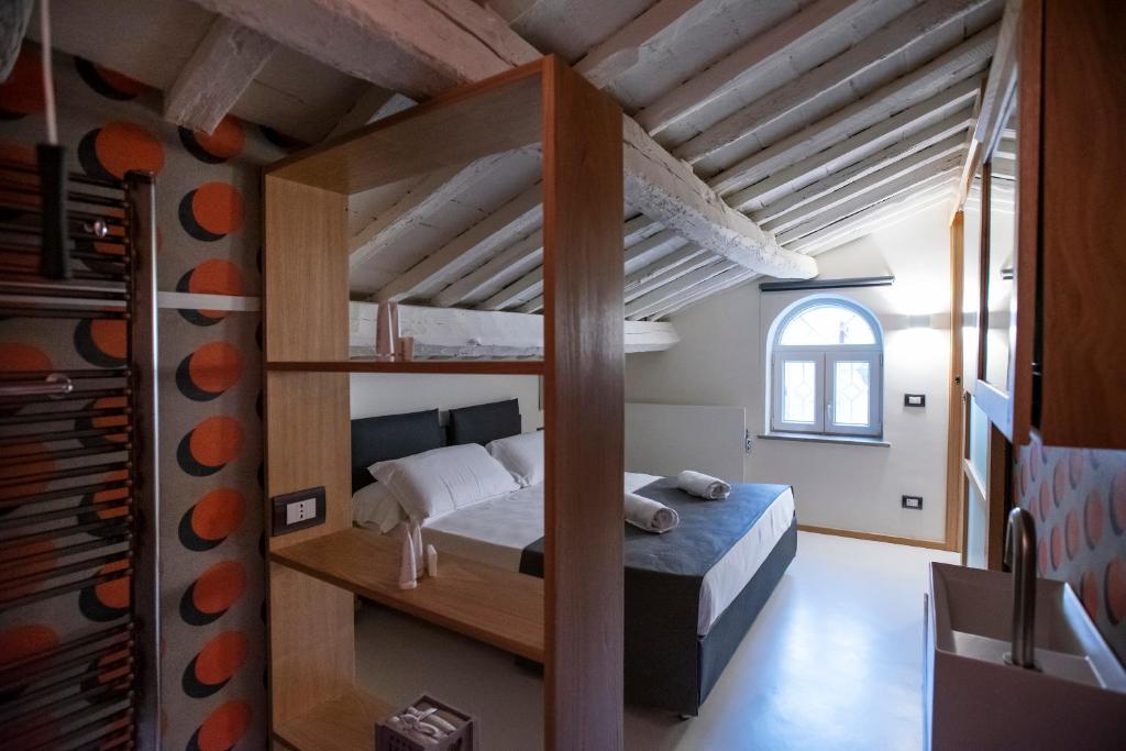 1 dormitorio con 1 litera en una habitación en Flat PIAZZA DEL POPOLO, en Roma