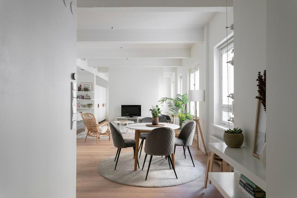 2ndhomes Loft Apartment with Spa & Balcony by the White Church - Apartment With Sauna
