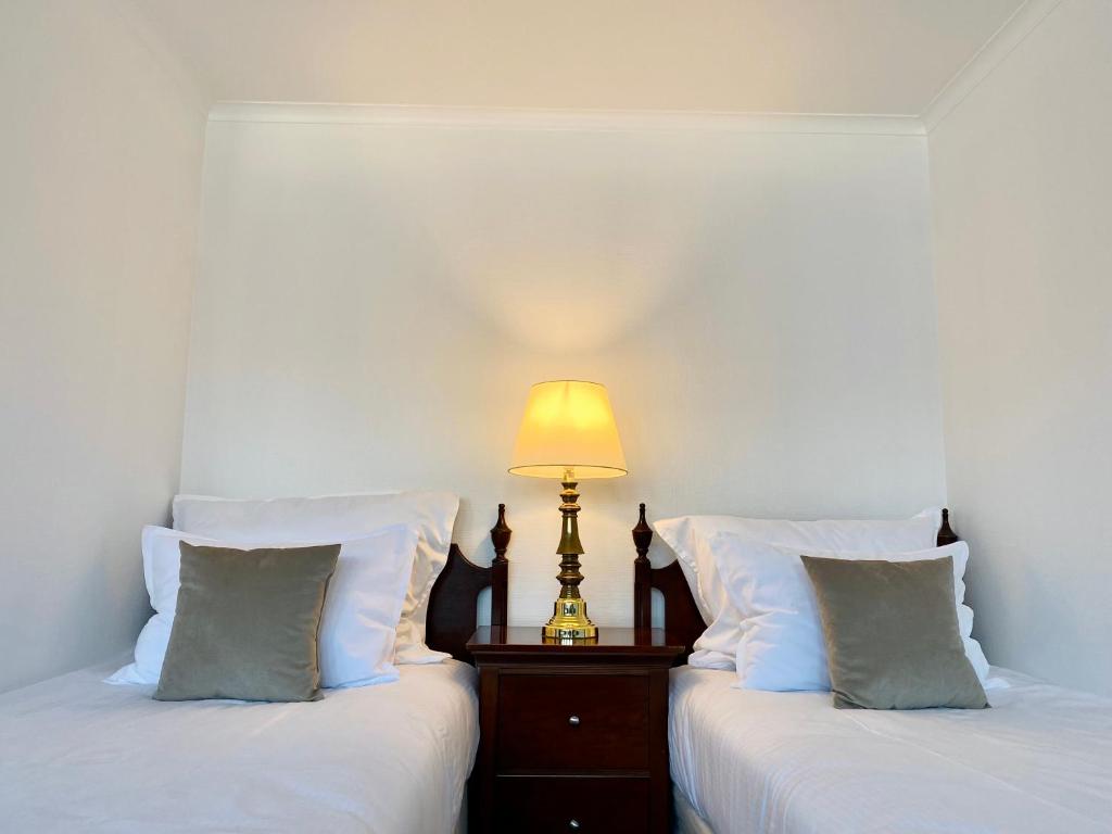 Posteľ alebo postele v izbe v ubytovaní OPERA16 Guestrooms