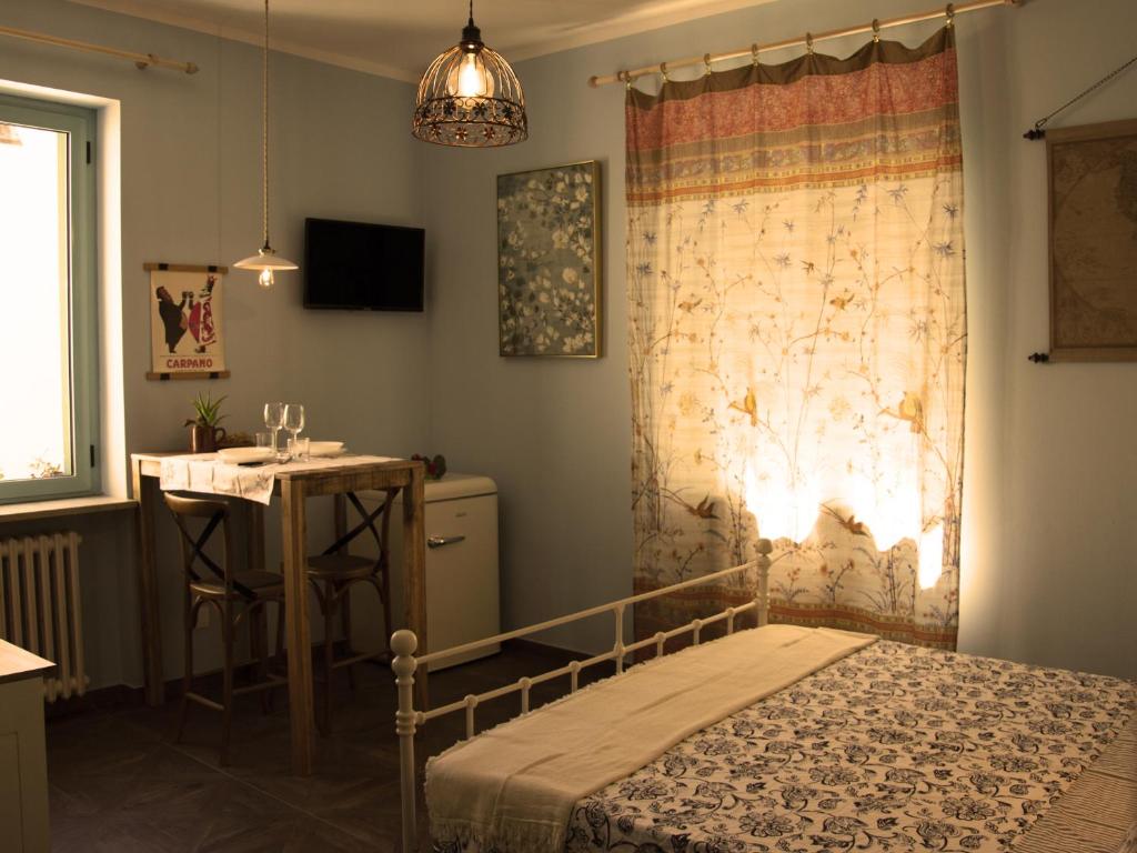 Casine Calasole في تورينو: غرفة نوم بسرير ومكتب وطاولة