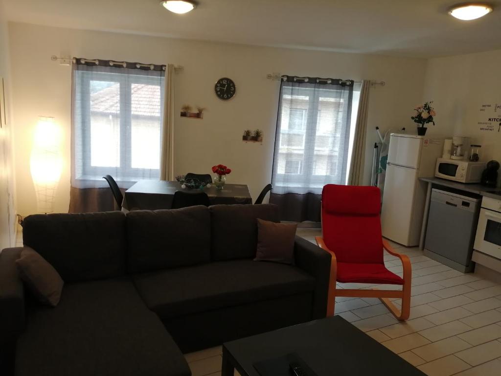 Kuchyň nebo kuchyňský kout v ubytování Appart'Hôtel Lagnieu