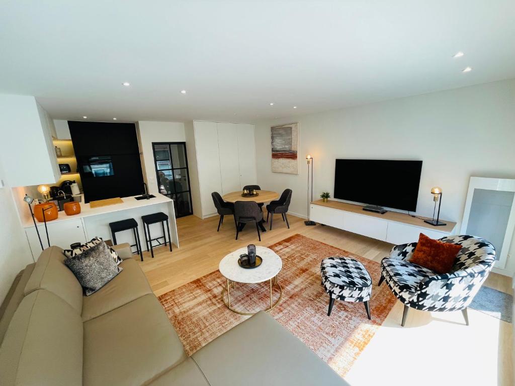 ein Wohnzimmer mit einem Sofa und einem Tisch in der Unterkunft Misan Mer in Nieuwpoort