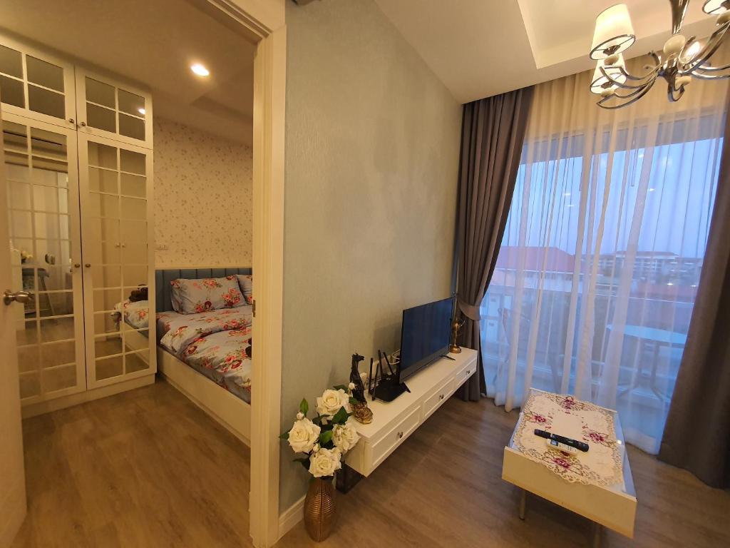 1 dormitorio con cama y ventana en Hill & Sea Balcony 1 Bedroom & 1 Living Room @Blu X, en Bang Saen