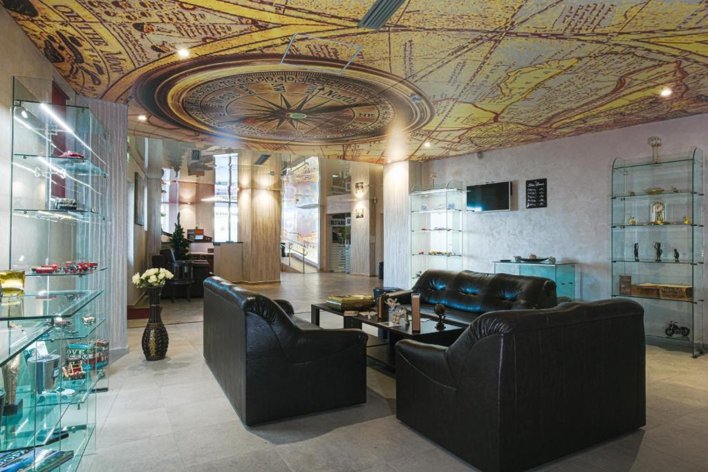 um lobby com um teto com um mapa em SEVEN INN em Braşov
