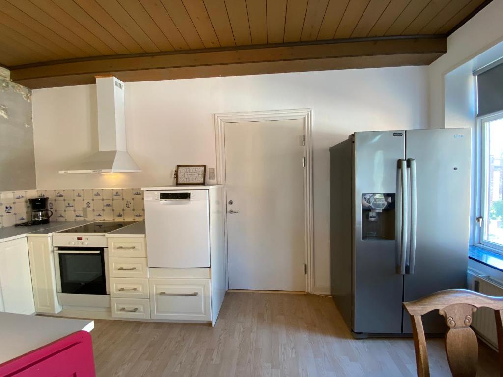 Kuchyň nebo kuchyňský kout v ubytování N1 Apartment in the heart of Højer