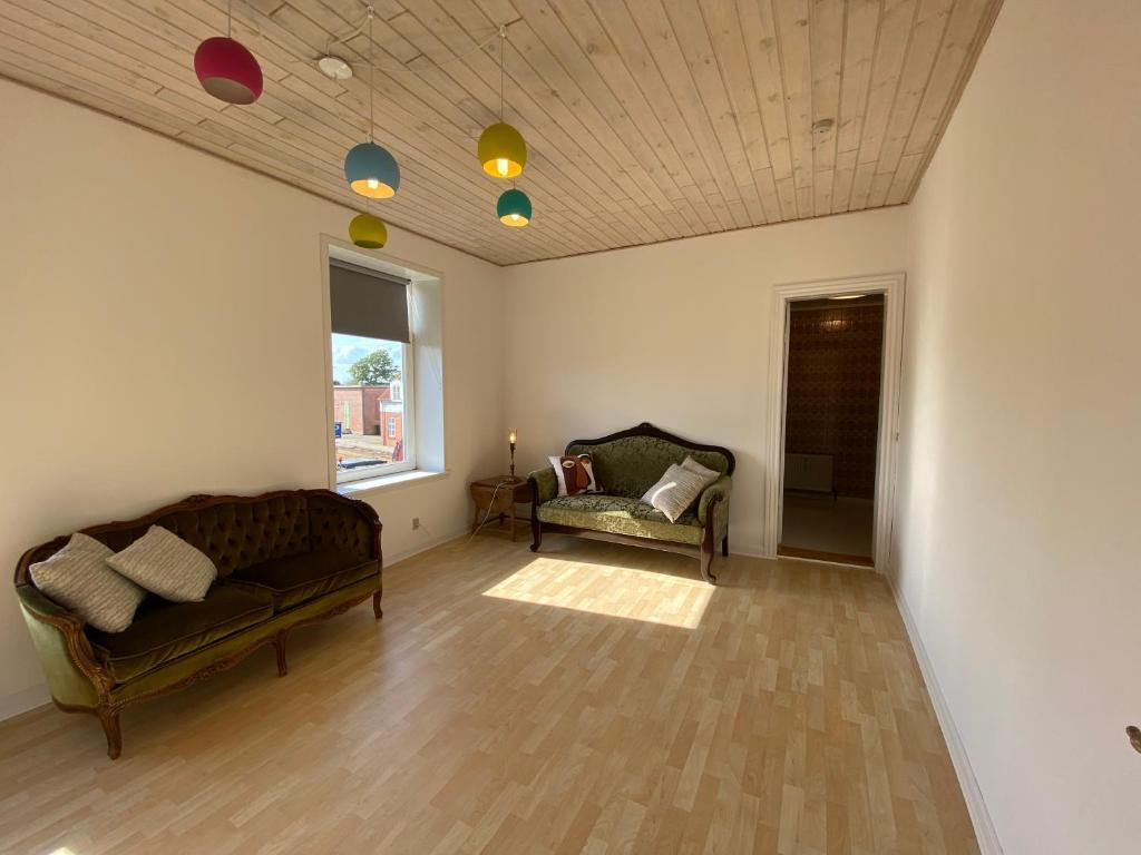 Posezení v ubytování N1 Apartment in the heart of Højer