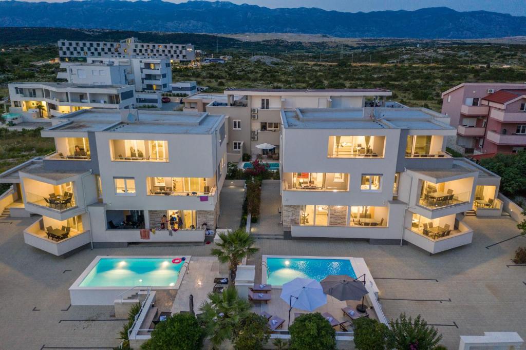 een luchtfoto van een huis met een zwembad bij Apartments & Rooms Danivan Pool Villas B in Novalja
