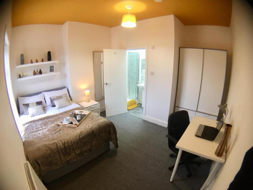 - une chambre avec un lit et un bureau dans l'établissement Townhouse @ 87 Walthall Street Crewe, à Crewe