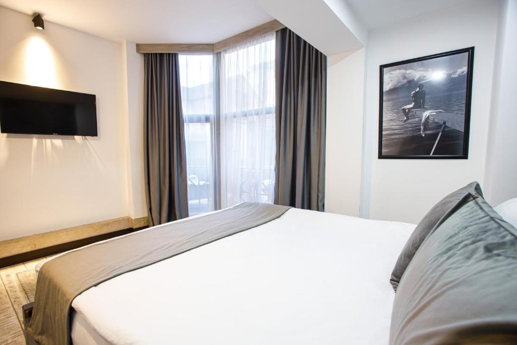 Postel nebo postele na pokoji v ubytování The Phoenix Boutique Hotel