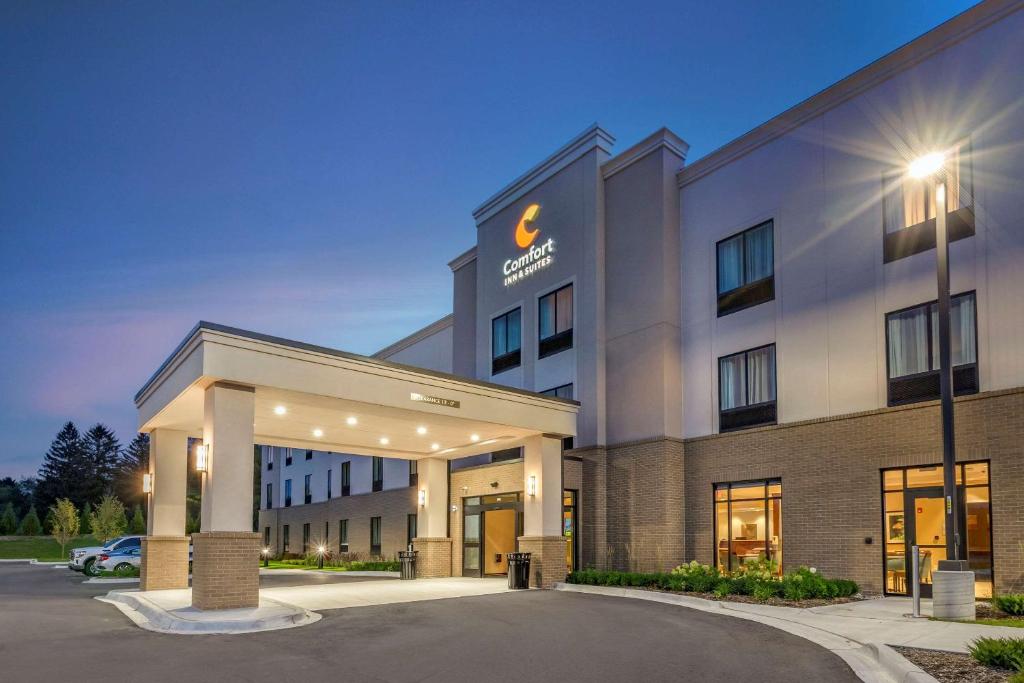 ClarkstonにあるComfort Inn & Suitesのホテル表面