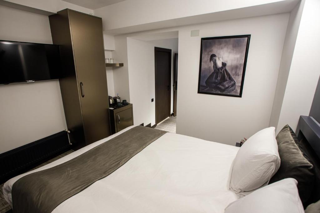 Postel nebo postele na pokoji v ubytování The Phoenix Boutique Hotel
