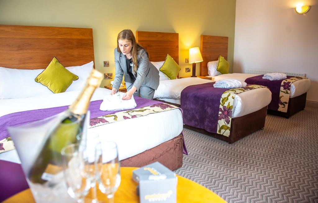 Postel nebo postele na pokoji v ubytování Maldron Hotel & Leisure Centre, Oranmore Galway
