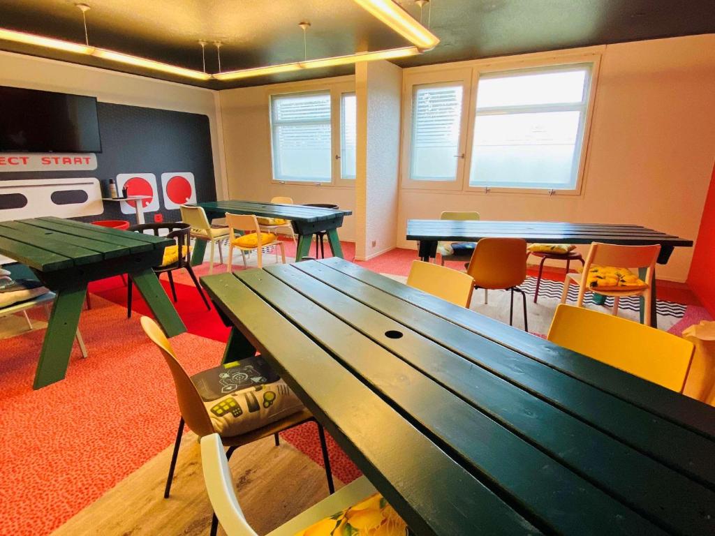 Večerní zábavní program pro hosty v ubytování ibis Styles Lyon Bron Eurexpo