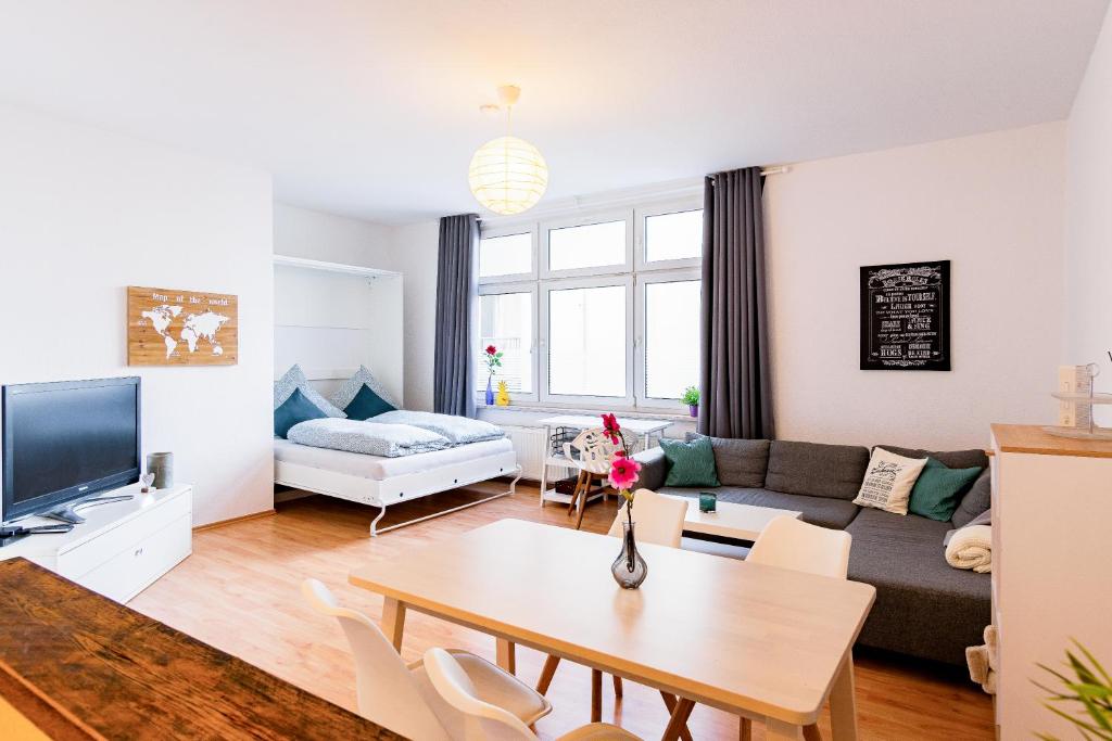 - un salon avec un canapé et une table dans l'établissement Helle Wohnung in TOP-Lage, Hasselbachplatz - Altstadt, W-LAN, 4 Schlafplätze, à Magdebourg