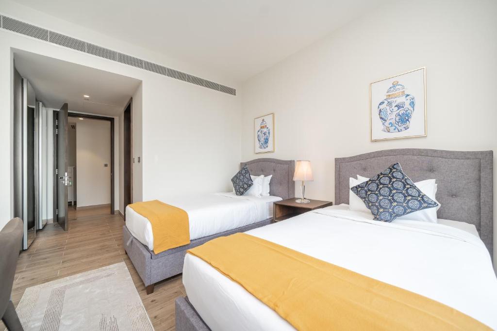 Postel nebo postele na pokoji v ubytování Luton Vacation Homes - Luxury & High floor 2BR , Jumeirah Living Marina Gate 3 - 48AB07