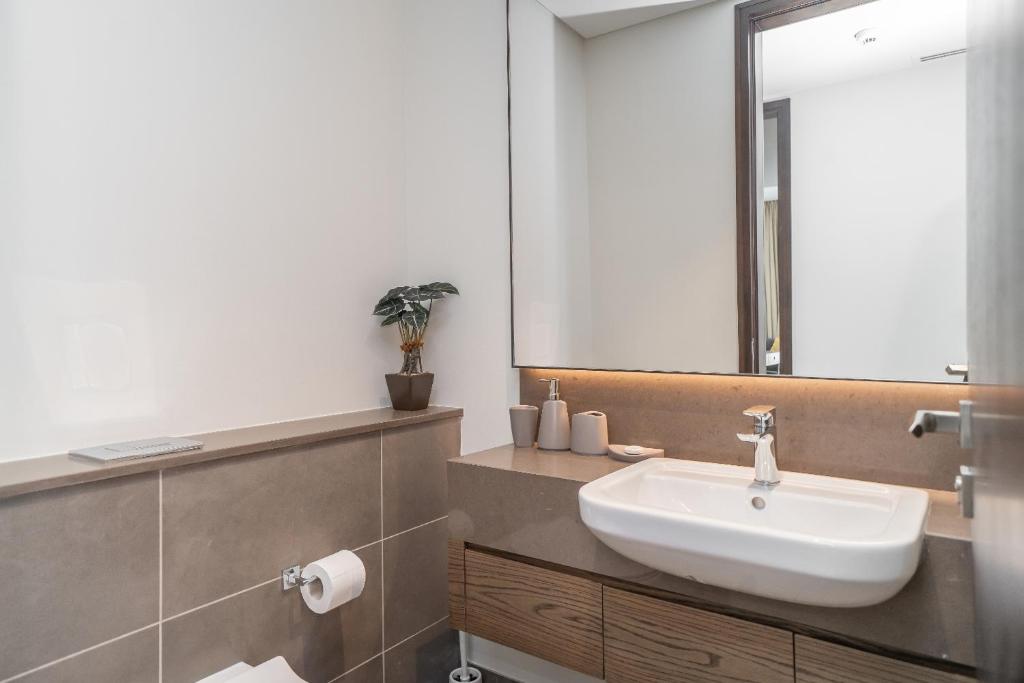 Koupelna v ubytování Luton Vacation Homes - Luxury & High floor 2BR , Jumeirah Living Marina Gate 3 - 48AB07