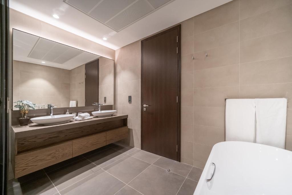 Postel nebo postele na pokoji v ubytování Luton Vacation Homes - Luxury & High floor 2BR , Jumeirah Living Marina Gate 3 - 48AB07