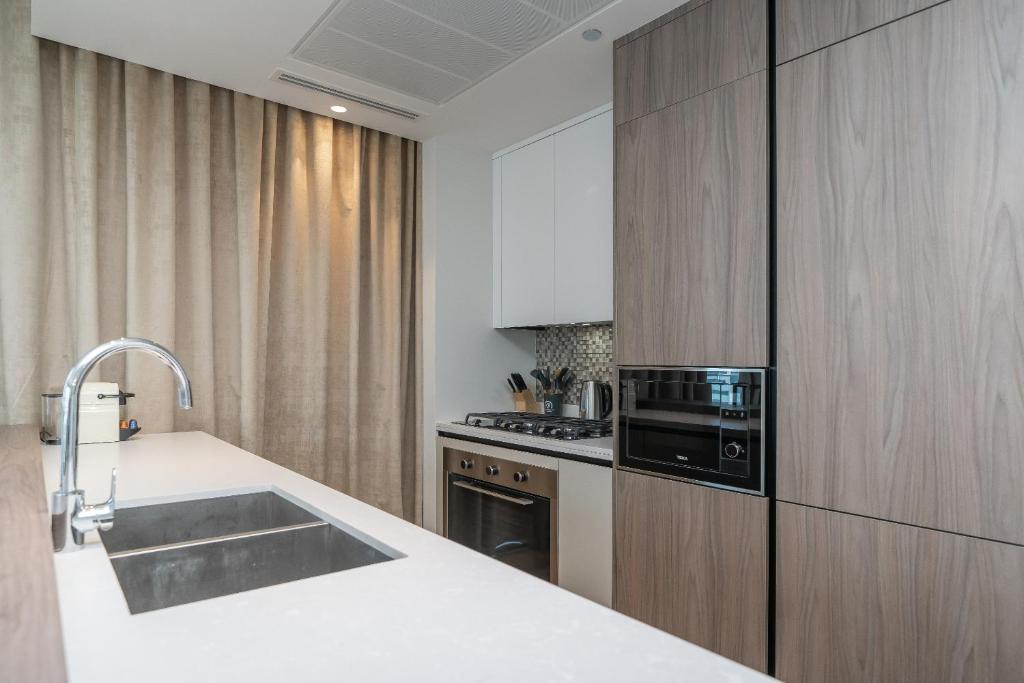 Kuchyň nebo kuchyňský kout v ubytování Luton Vacation Homes - Luxury & High floor 2BR , Jumeirah Living Marina Gate 3 - 48AB07