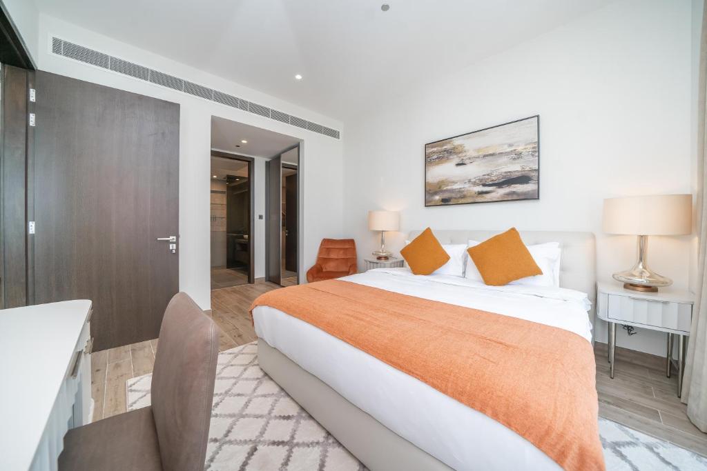 Postel nebo postele na pokoji v ubytování Luton Vacation Homes - Luxury & High floor 2BR , Jumeirah Living Marina Gate 3 - 48AB07