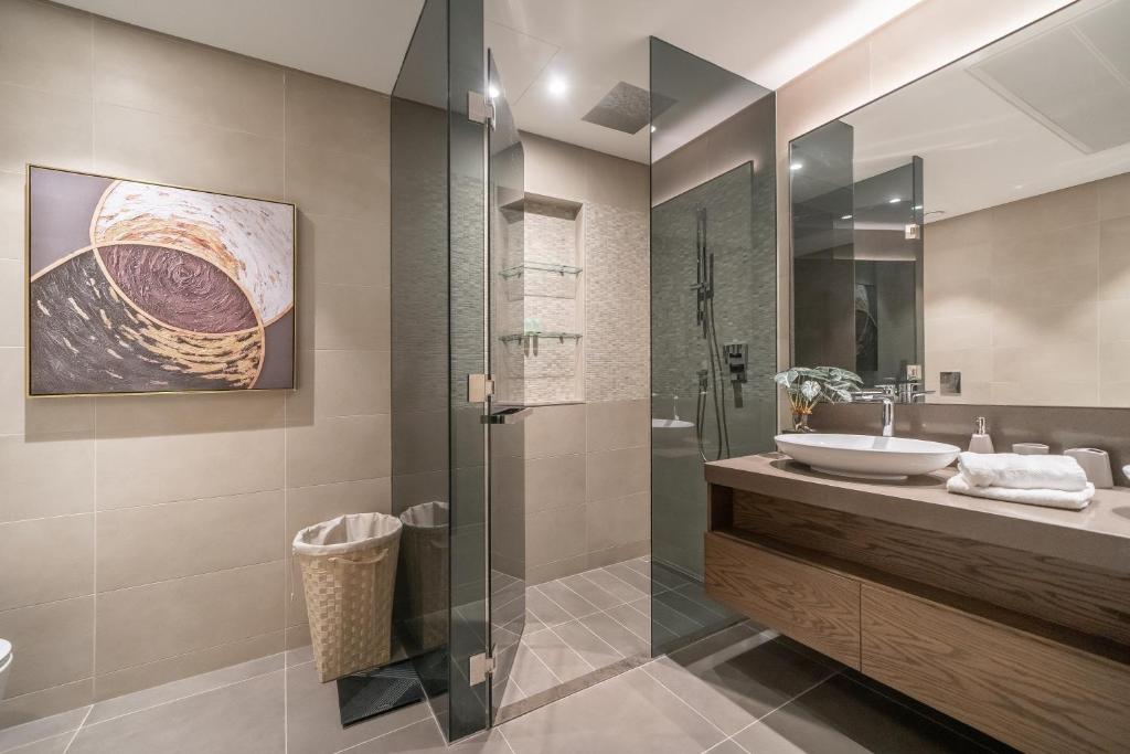 Koupelna v ubytování Luton Vacation Homes - Luxury & High floor 2BR , Jumeirah Living Marina Gate 3 - 48AB07