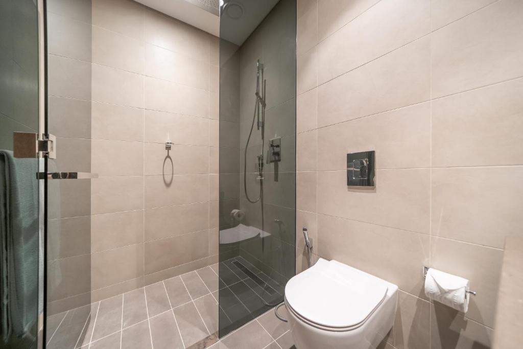 Koupelna v ubytování Luton Vacation Homes - Luxury & High floor 2BR , Jumeirah Living Marina Gate 3 - 48AB07