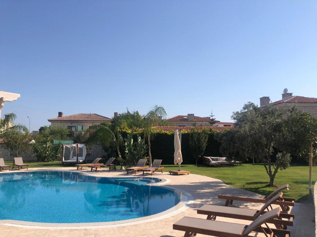 The swimming pool at or close to Triangulo Hotel