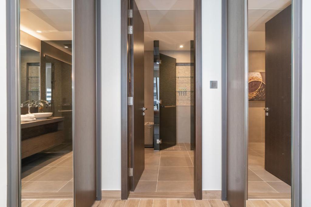 Postel nebo postele na pokoji v ubytování Luton Vacation Homes - Luxury & High floor 2BR , Jumeirah Living Marina Gate 3 - 48AB07