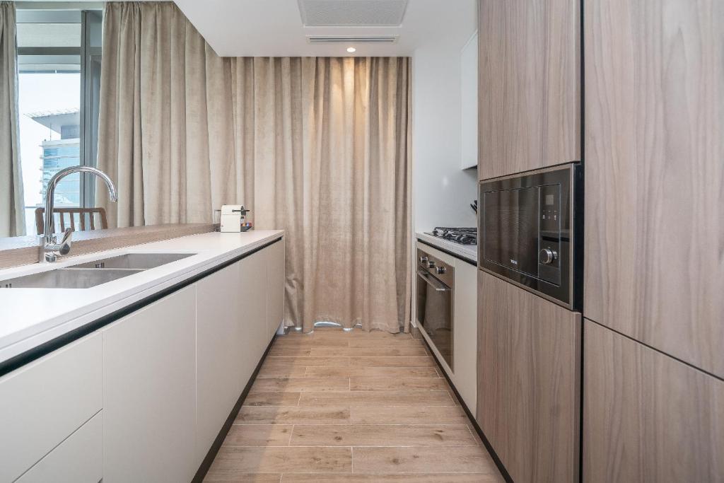 Kuchyň nebo kuchyňský kout v ubytování Luton Vacation Homes - Luxury & High floor 2BR , Jumeirah Living Marina Gate 3 - 48AB07