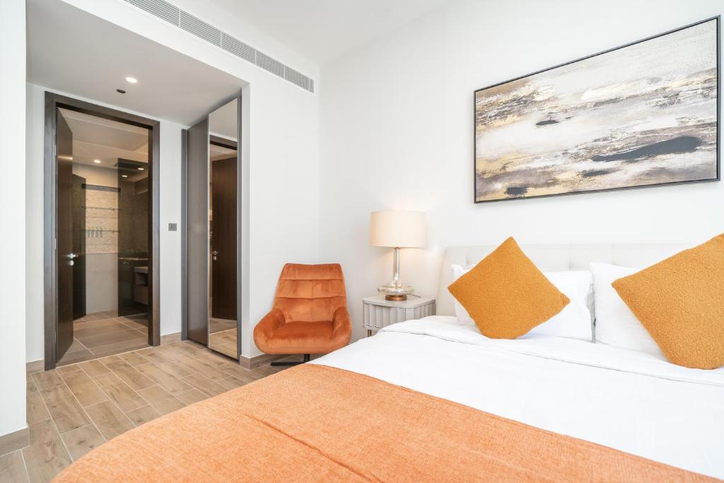 Postel nebo postele na pokoji v ubytování Luton Vacation Homes - Luxury & High floor 2BR , Jumeirah Living Marina Gate 3 - 48AB07