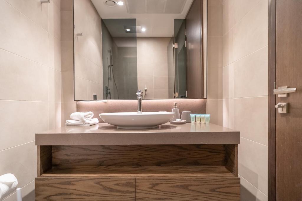 Koupelna v ubytování Luton Vacation Homes - Luxury & High floor 2BR , Jumeirah Living Marina Gate 3 - 48AB07