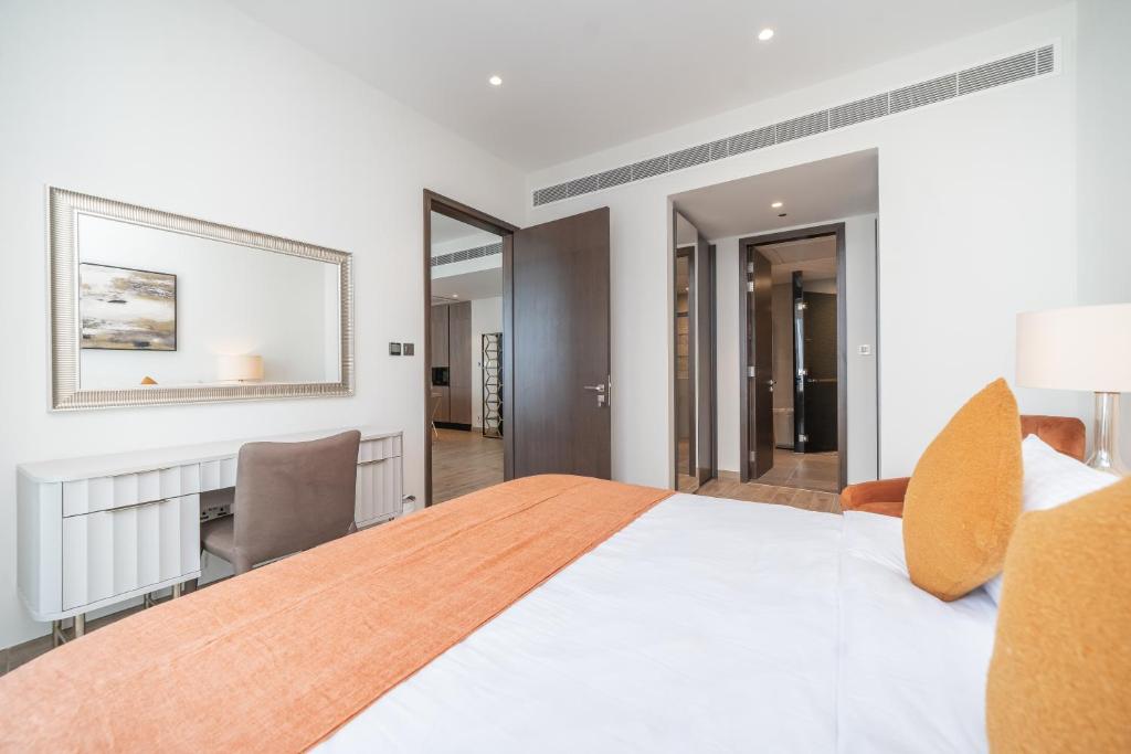 Postel nebo postele na pokoji v ubytování Luton Vacation Homes - Luxury & High floor 2BR , Jumeirah Living Marina Gate 3 - 48AB07