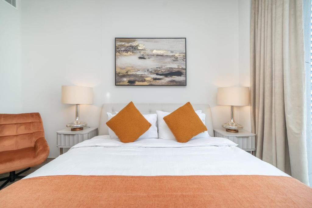 Postel nebo postele na pokoji v ubytování Luton Vacation Homes - Luxury & High floor 2BR , Jumeirah Living Marina Gate 3 - 48AB07