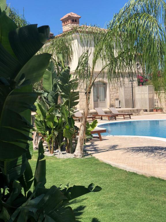 The swimming pool at or close to Triangulo Hotel