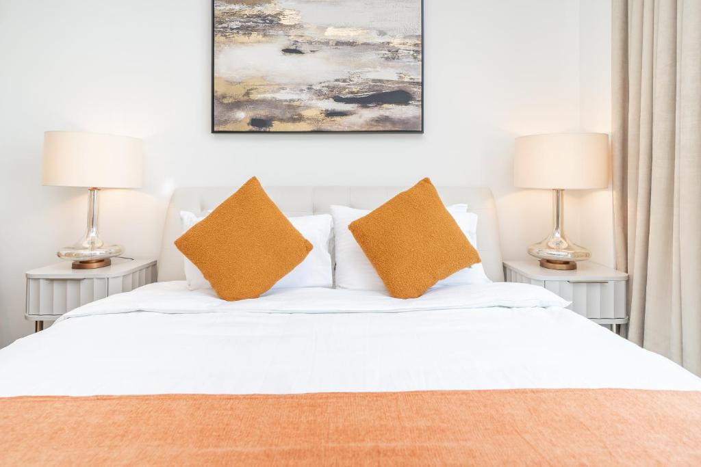 Postel nebo postele na pokoji v ubytování Luton Vacation Homes - Luxury & High floor 2BR , Jumeirah Living Marina Gate 3 - 48AB07