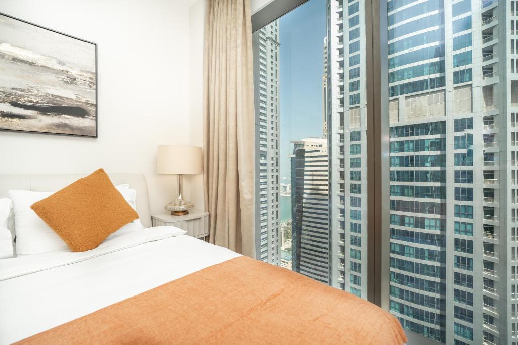 Postel nebo postele na pokoji v ubytování Luton Vacation Homes - Luxury & High floor 2BR , Jumeirah Living Marina Gate 3 - 48AB07