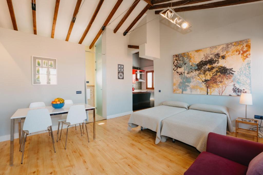 1 dormitorio con 1 cama, mesa y sillas en Top2Stay Málaga, en Málaga