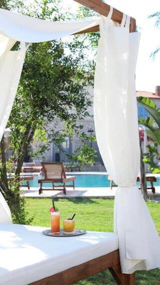 The swimming pool at or close to Triangulo Hotel