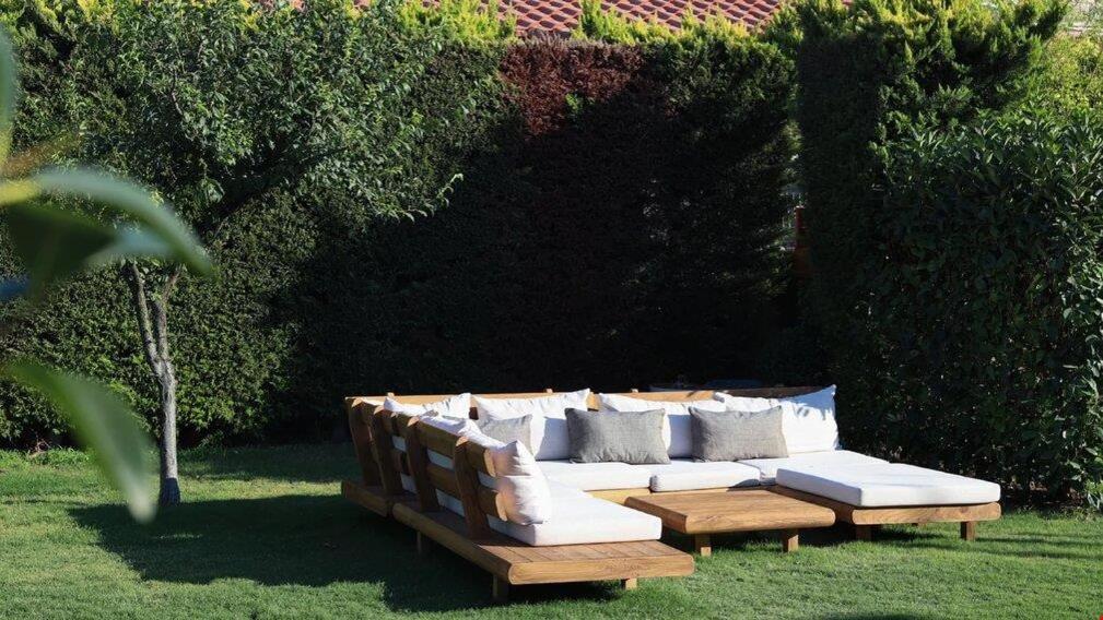 A garden outside Triangulo Hotel