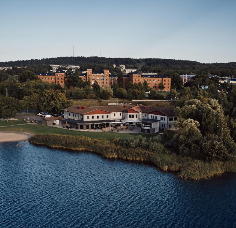 uma vista aérea de um edifício ao lado de uma massa de água em Hasse på Sjökanten Hotell & Restaurang em Jönköping