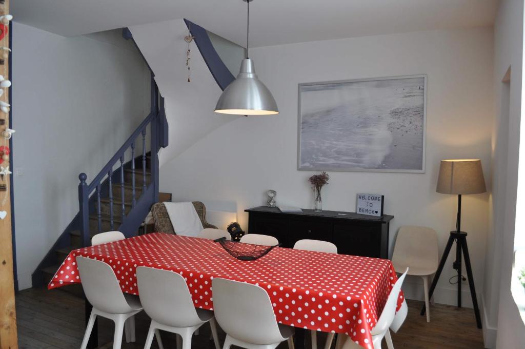 un comedor con una mesa y sillas rojas y blancas en L Etoile De La Mer, en Berck-sur-Mer