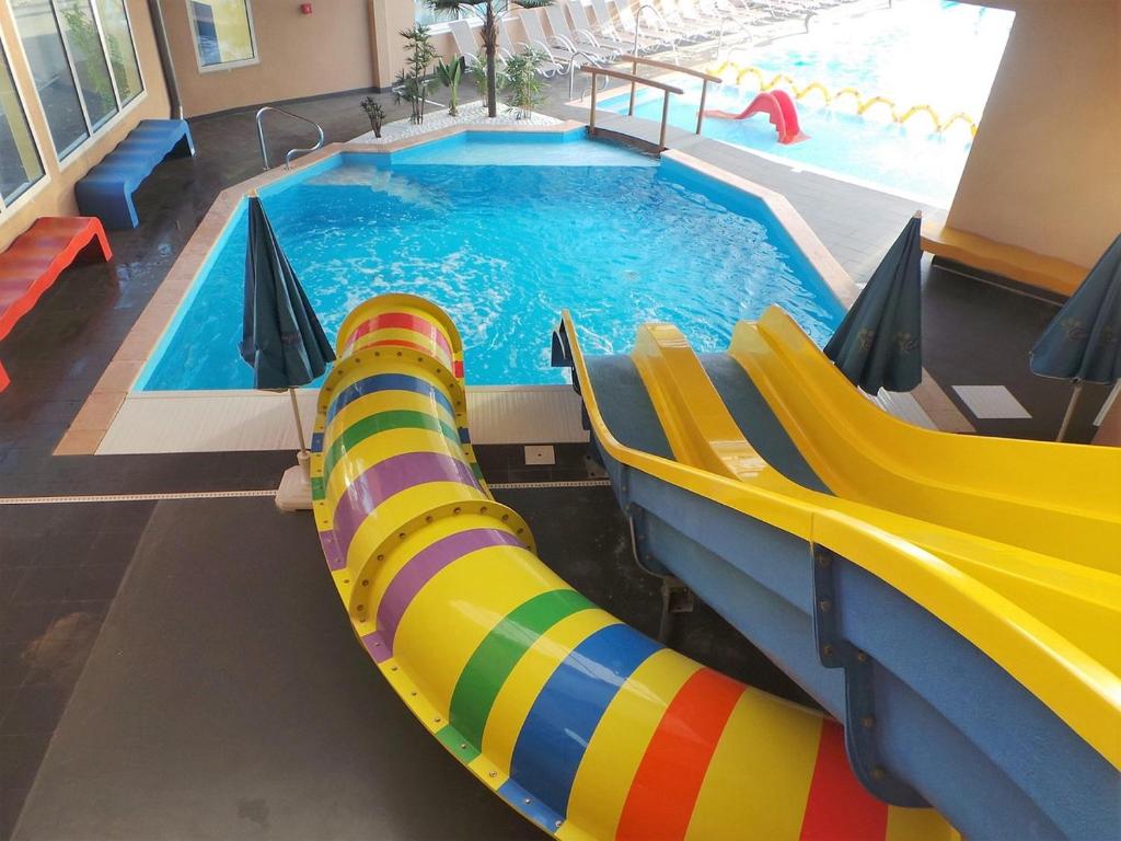 une grande piscine avec un toboggan et un parc aquatique dans l'établissement Camping VITAMIN DIEPPE, à Saint-Aubin-sur-Scie