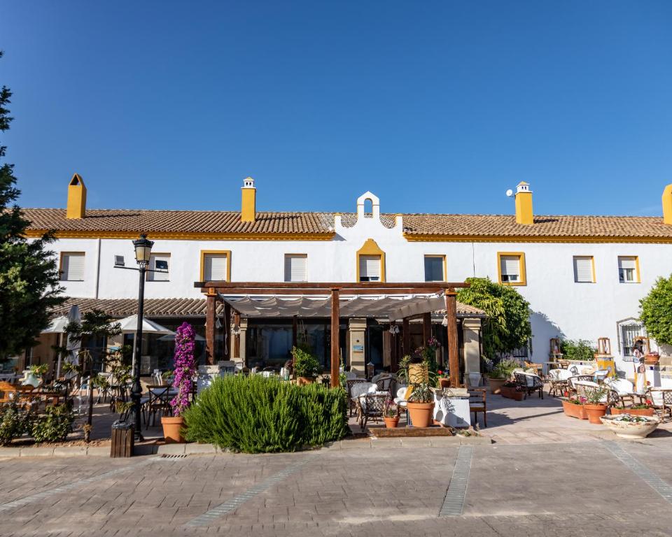 un gran edificio blanco con un patio enfrente en Puerta de Algadir, en El Puerto de Santa María