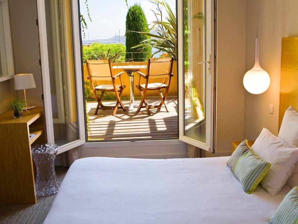 Postel nebo postele na pokoji v ubytování Hôtel La Caravelle