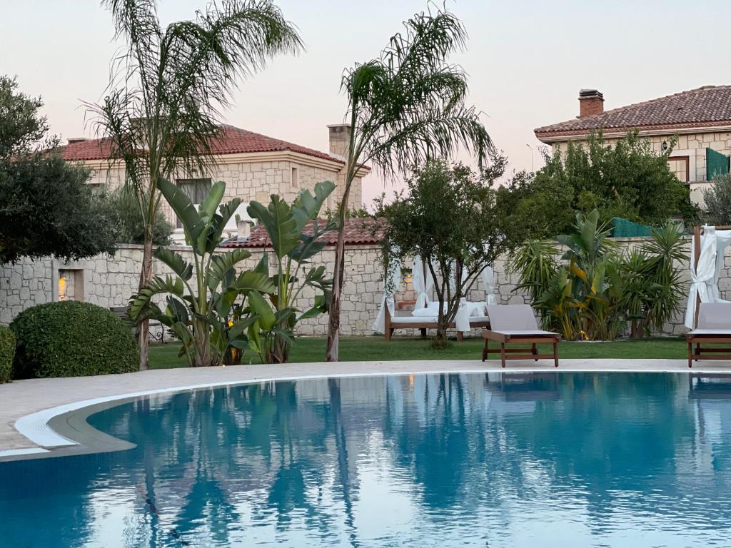 The swimming pool at or close to Triangulo Hotel