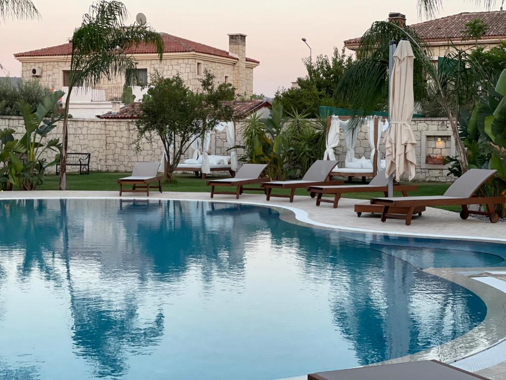 The swimming pool at or close to Triangulo Hotel
