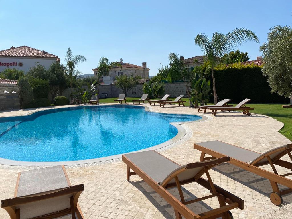The swimming pool at or close to Triangulo Hotel