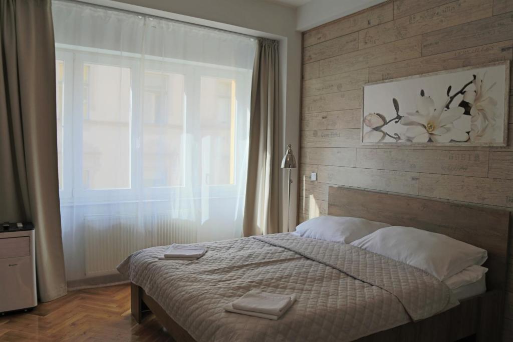 Postel nebo postele na pokoji v ubytování Charles Square Apartments