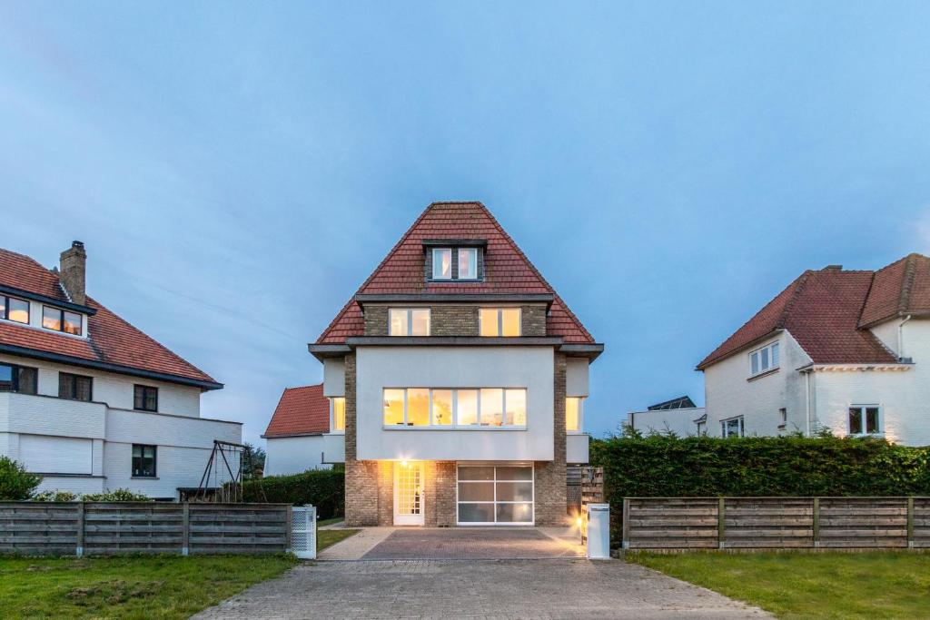 una casa con techo de gambrel en Villa Mercator - Nieuwpoort-Bad, en Nieuwpoort