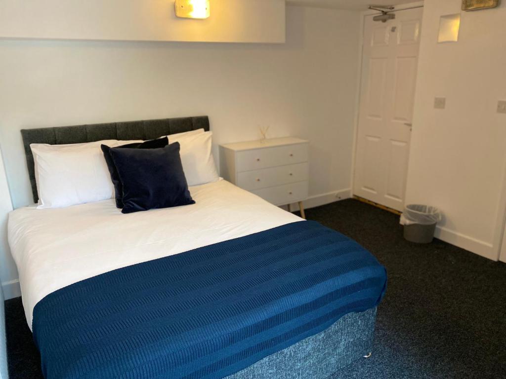 Una cama o camas en una habitación de Cooperage House All Ensuite Property - Sleeps 18
