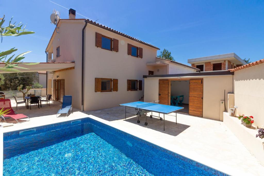 willa z basenem i domem w obiekcie Beautiful villa Cissana with private pool near the beach w mieście Peroj